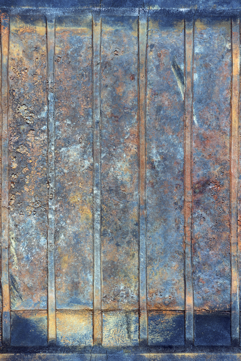 A series of 4 abstract photographs named „Die Gedanken sind frei I-IV“ (Thoughts Are Free I-IV), referring to a popular German traditional song on freedom of thought dating from the early 19th century. Though being abstract each resembles the iron bars of prison windows detaining prisoners from freedom while at the same time showing dissolution and overcoming of the barrier. In the end it is uncertain on which side of the bars the viewer is, on which side their thoughts may flee and what grade of freedom they feel and make use of.